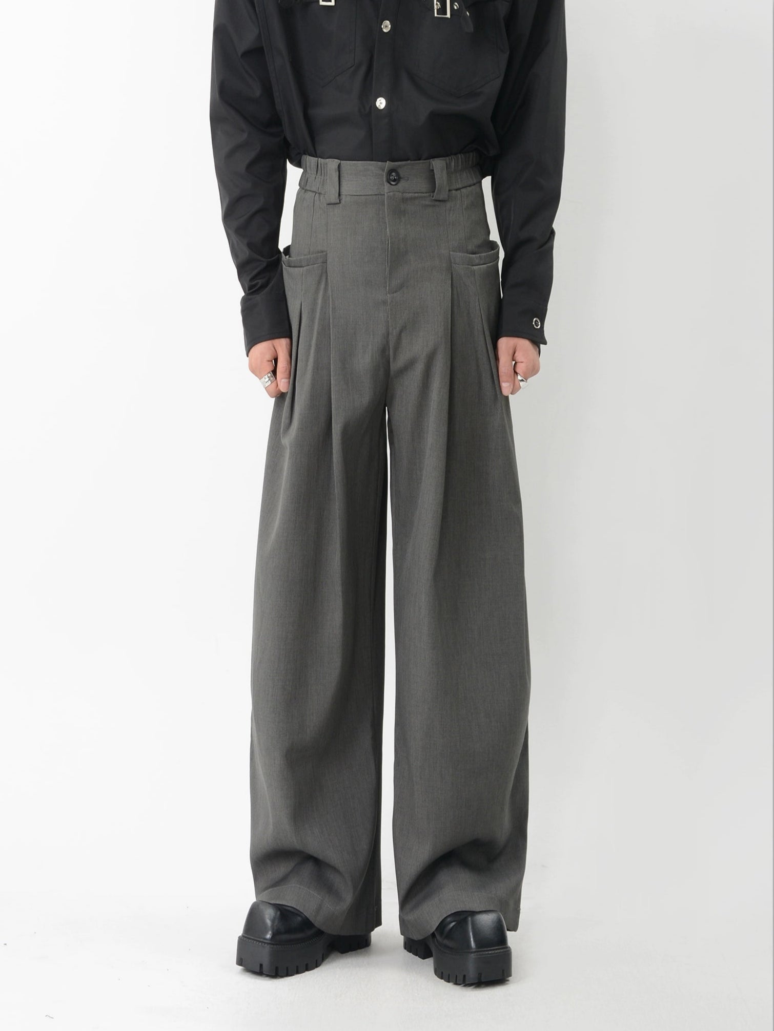 Wide-Leg Pleated Trousers with Fine Line Pocket Detail