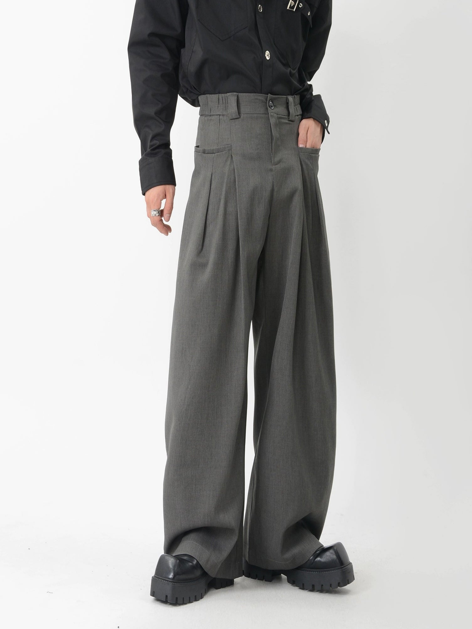 Wide-Leg Pleated Trousers with Fine Line Pocket Detail