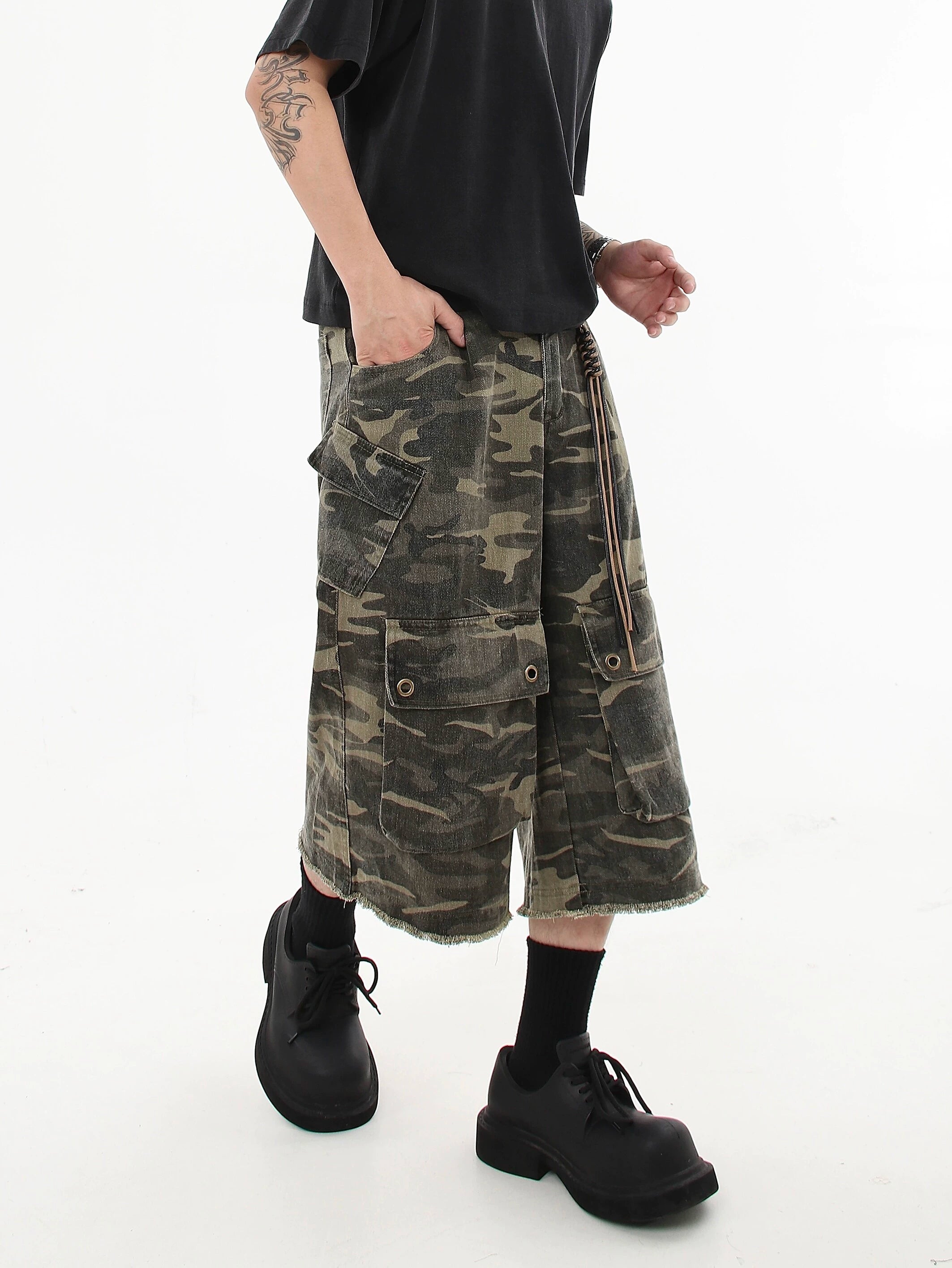 Camo Print Cargo Capri Shorts with Frayed Hem